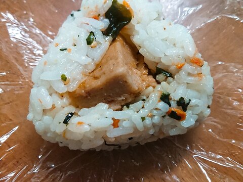 混ぜ込みわかめでチキンハンバーグお握り